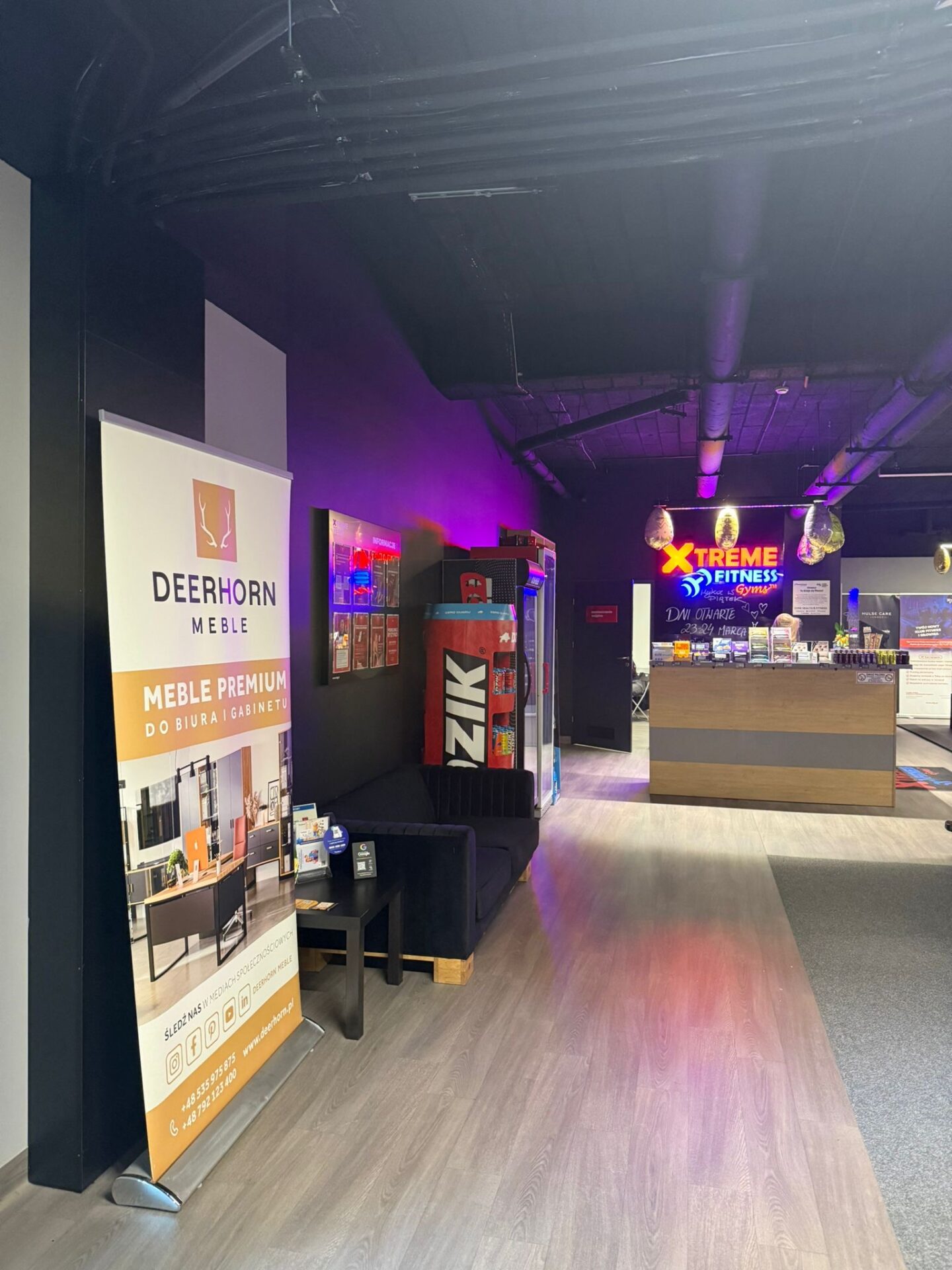 wyposażenie recepcji siłowni premium z ladą Deerhorn Xtreme Fitness Warszawa