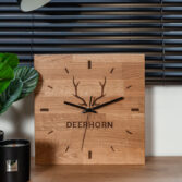 zegar z grawerem na drewnie