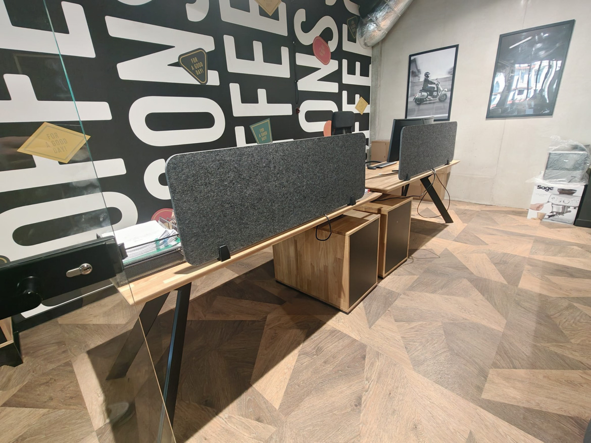 Biurka z kontenerkami dla kawiarni Coffee and Sons w Lublinie