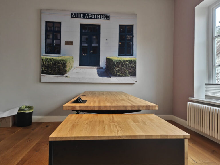 Biurko regulowane z kontenerkiem dla kancelarii Ehlers und Schaefer Steuerberater w Bremie (Niemcy)