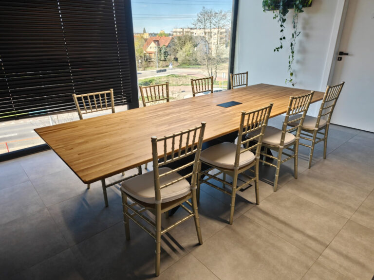 Dębowy stół konferencyjny X-line dla firmy Solve Medical w Białymstoku