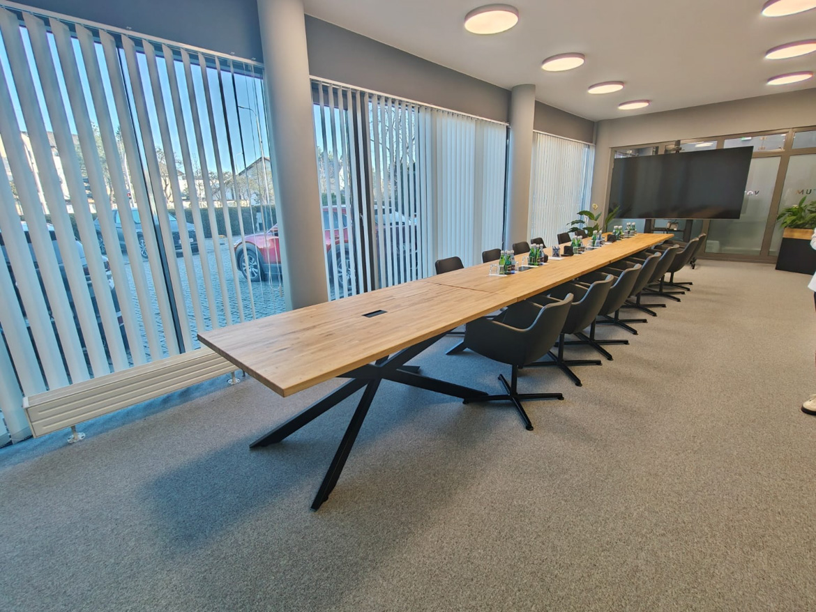 Duży stół konferencyjny do sali spotkań firmy Votum we Wrocławiu