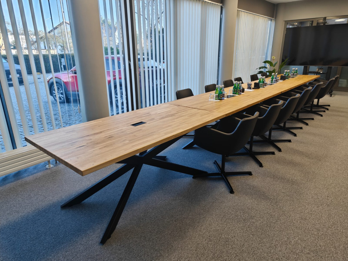 Duży stół konferencyjny do sali spotkań firmy Votum we Wrocławiu