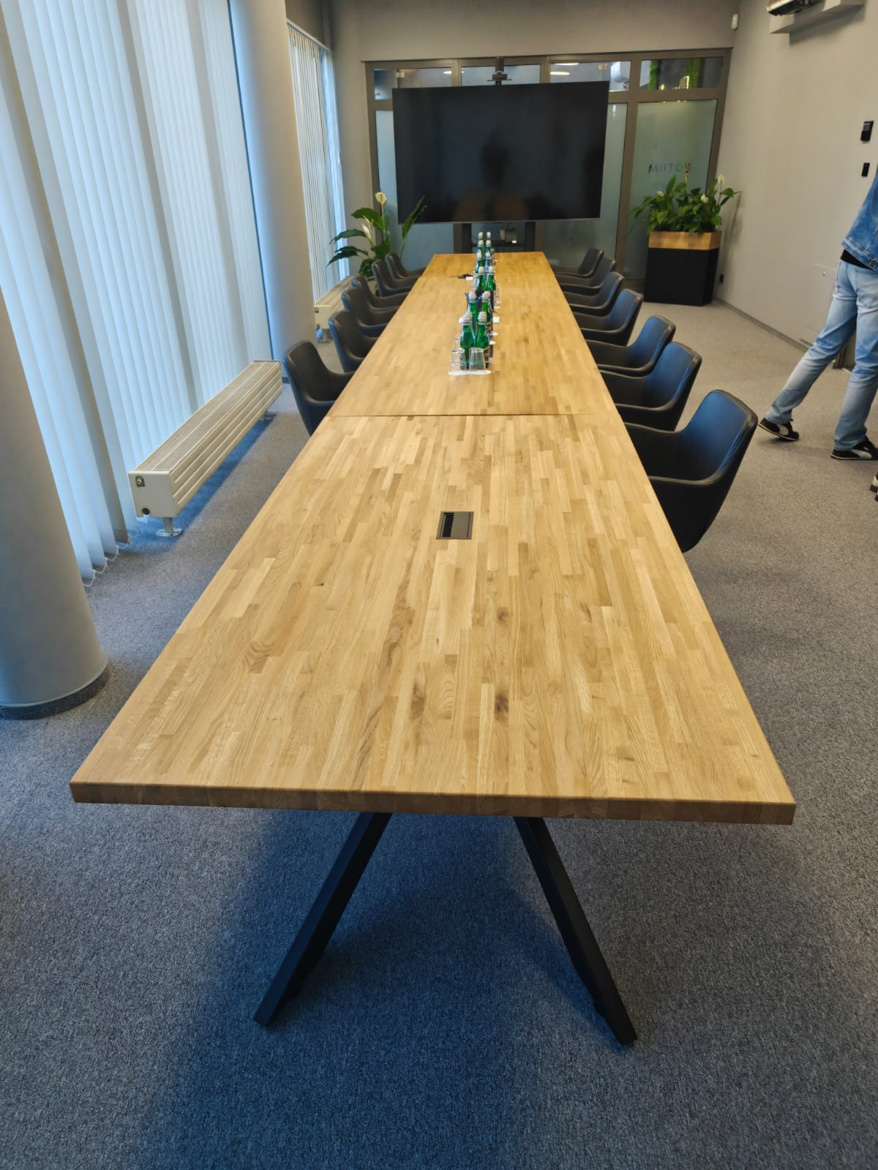 Duży stół konferencyjny do sali spotkań firmy Votum we Wrocławiu