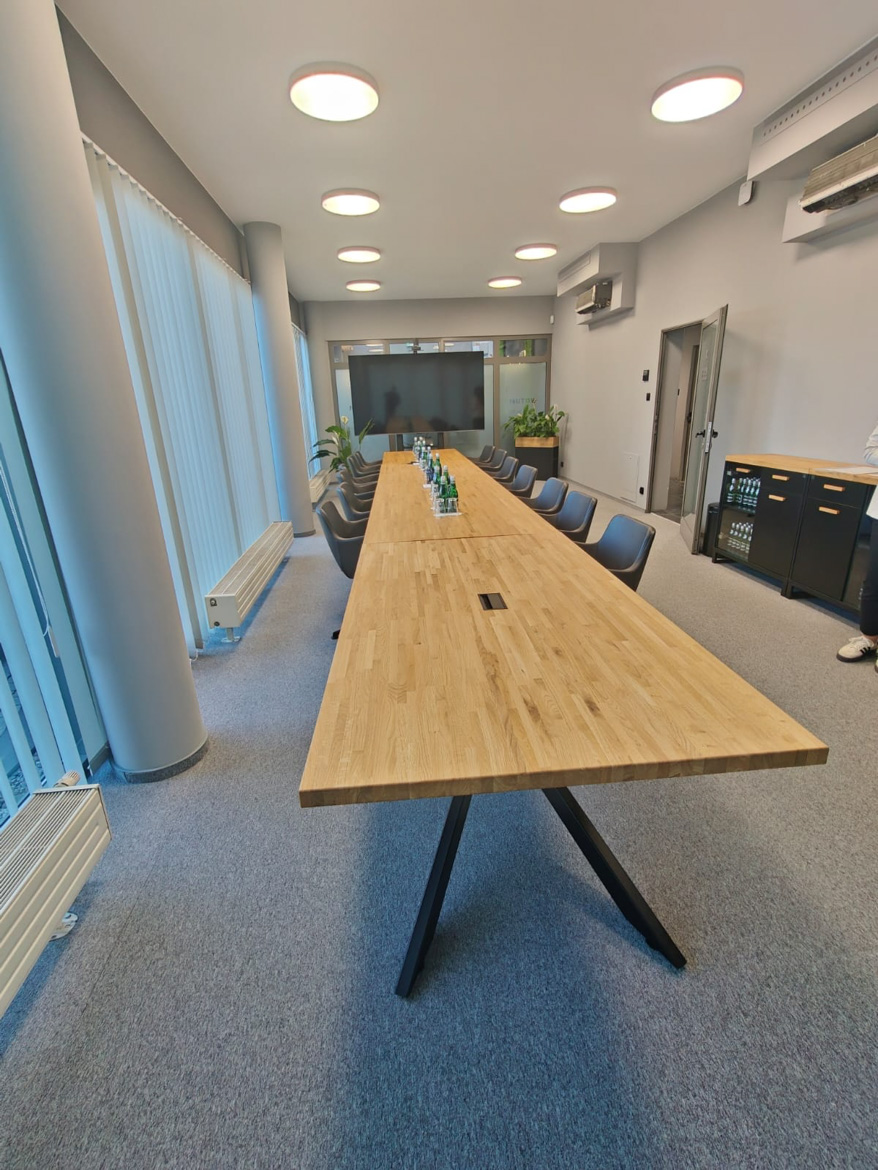 Duży stół konferencyjny do sali spotkań firmy Votum we Wrocławiu