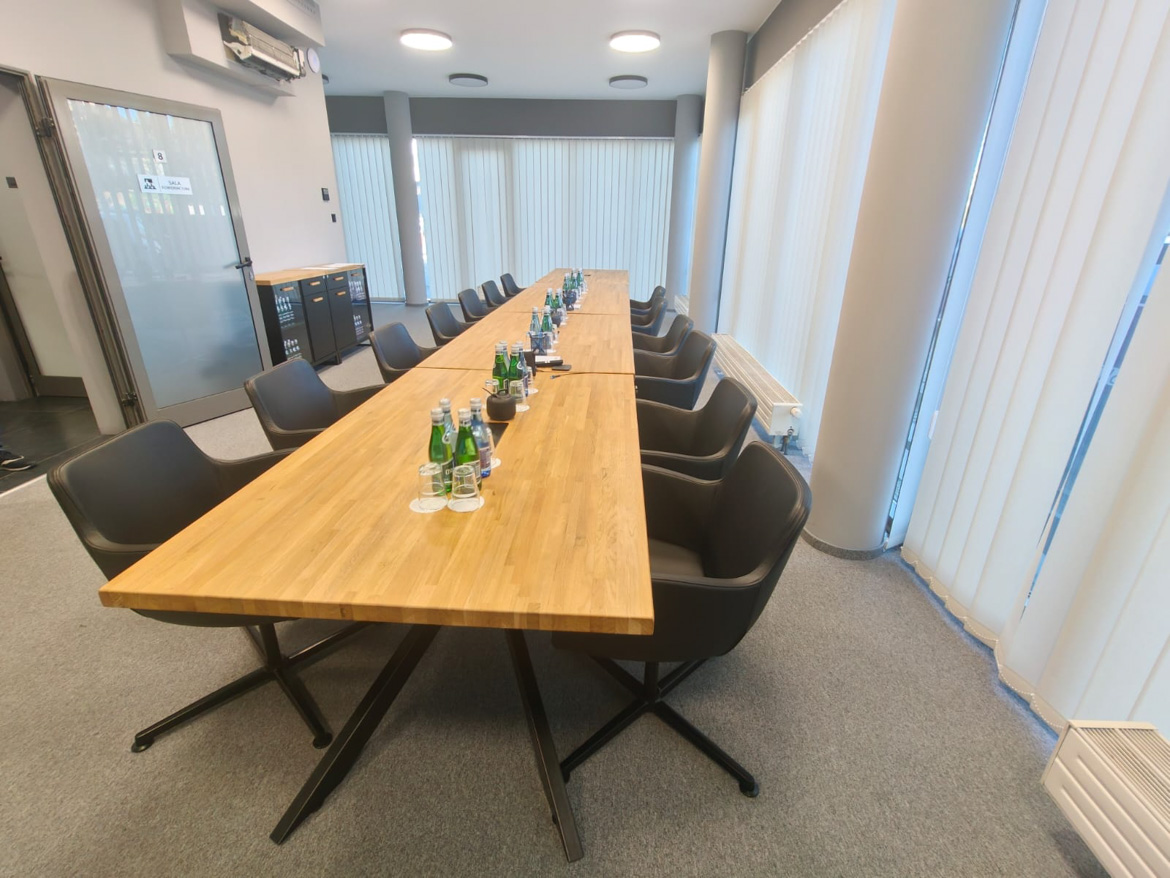 Duży stół konferencyjny do sali spotkań firmy Votum we Wrocławiu