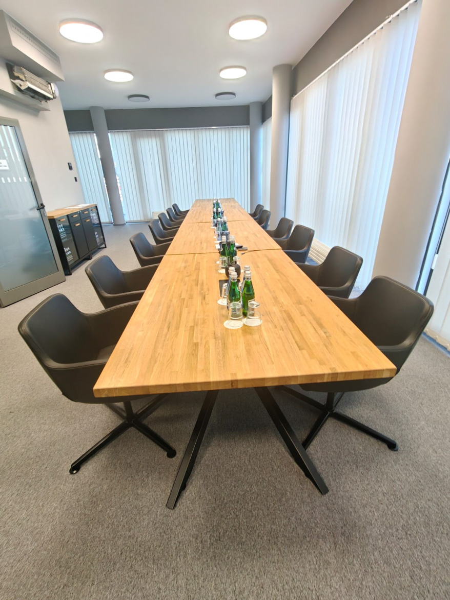 Duży stół konferencyjny do sali spotkań firmy Votum we Wrocławiu