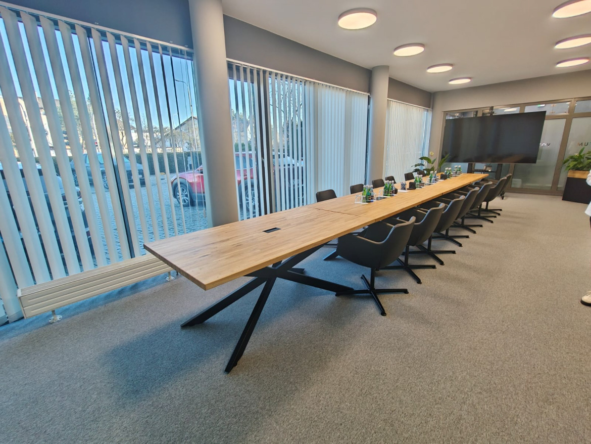 Duży stół konferencyjny do sali spotkań firmy Votum we Wrocławiu