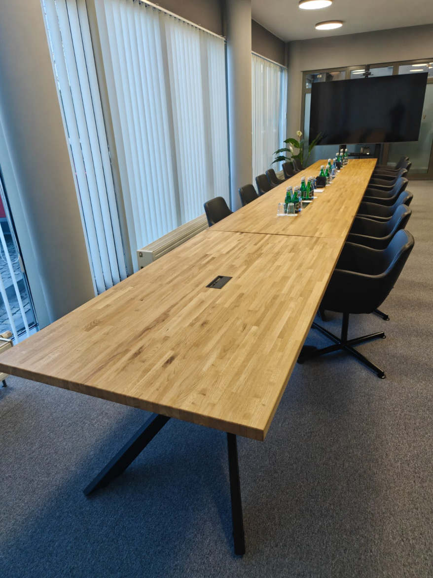 Duży stół konferencyjny do sali spotkań firmy Votum we Wrocławiu