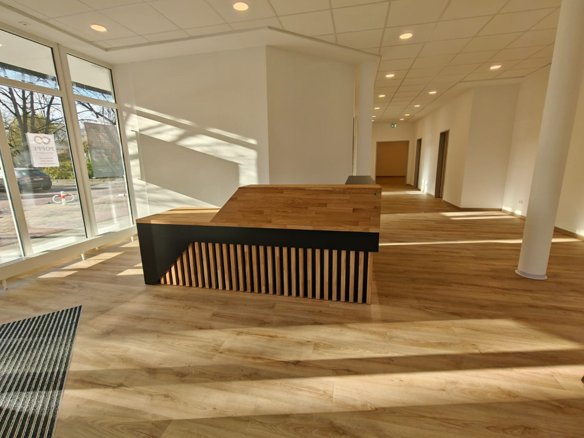 Lada recepcyjna dla firmy Poppe Bestattungen w Neustadt (Niemcy)