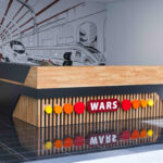 lada recepcyjna z drewnianymi lamelami