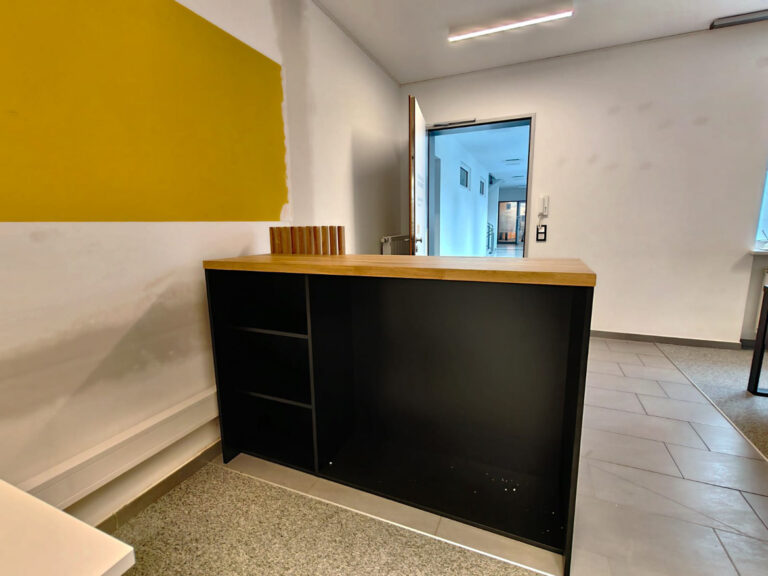 Mała lada recepcyjna dla firmy Steuerkanzlei Hallermeier w Altdorf (Niemcy)