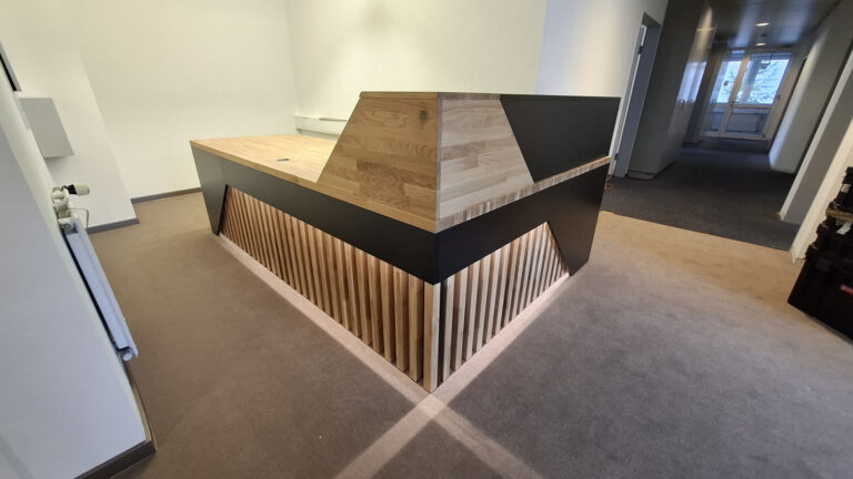 Podświetlana lada recepcyjna dla firmy Kramer und Partner GbR w Oldenburgu niedaleko Bremy