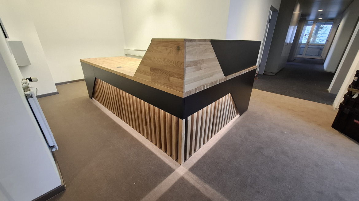 Podświetlana lada recepcyjna dla firmy Kramer und Partner GbR w Oldenburgu niedaleko Bremy