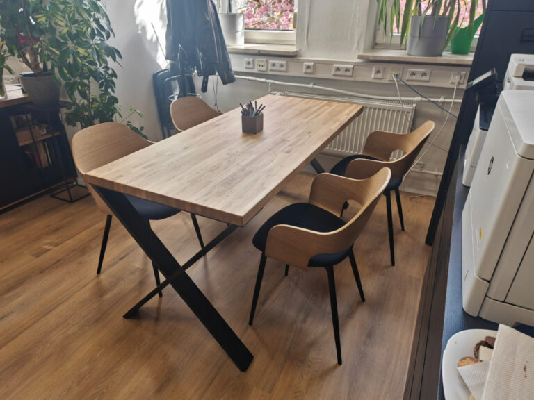 Stół industrialny X Loft dla Polsko-Japońskiej Akademii Technik Komputerowych w Warszawie