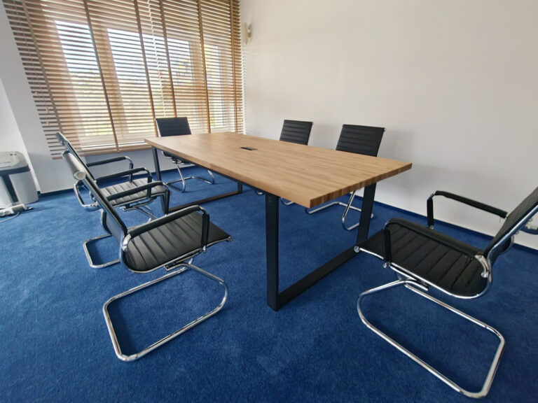 Stół konferencyjny dla 6 osób do biura jednej z największych elektrowni w Polsce
