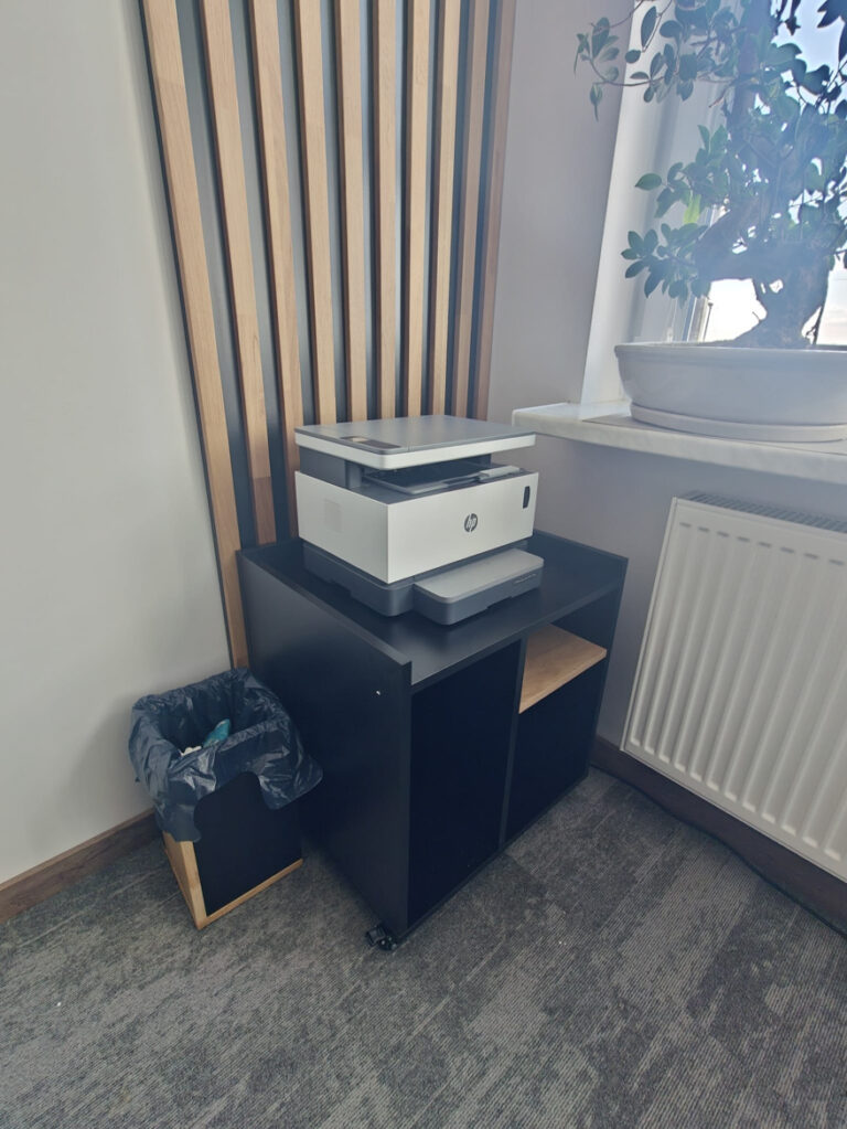 Szafka pod drukarkę z kolekcji Corporate dla firmy Quantum Innovation w Piotrkówku Małym (niedaleko Warszawy)
