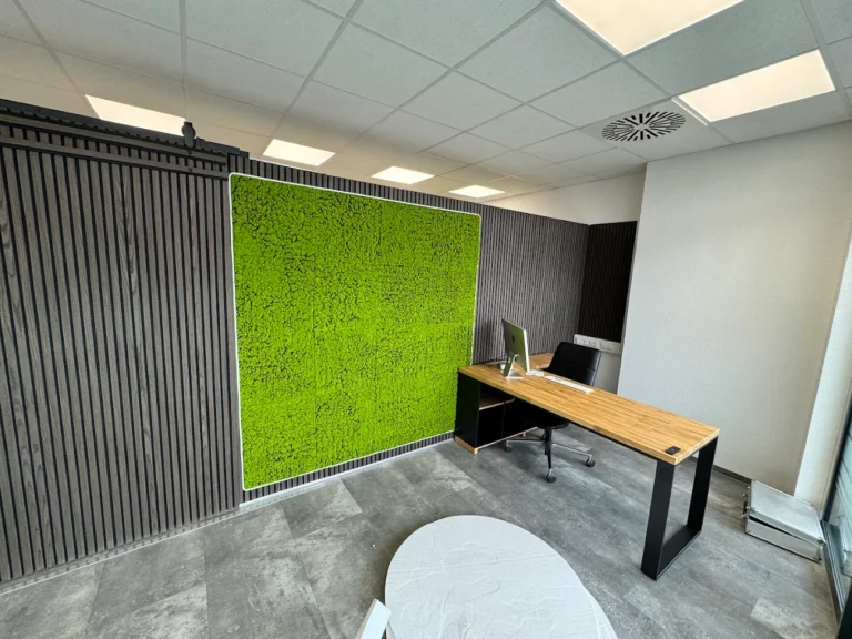Biurko narożne Modern Office przy zielonej ścianie z mchu dla szkoły jazdy ZERO z Friedrichshafen (Niemcy)