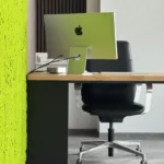 Biurko narożne Modern Office przy zielonej ścianie z mchu dla szkoły jazdy ZERO z Friedrichshafen (Niemcy)