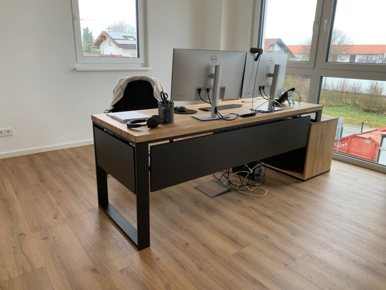 Biurko narożne z powiększonym kontenerkiem dla firmy SenCom GmbH w Feldkirchen-Westerham (Niemcy)