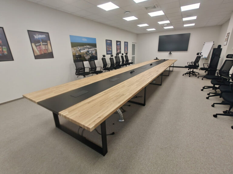 Duży stół konferencyjny 800x150 cm dla firmy Animex w Starachowicach