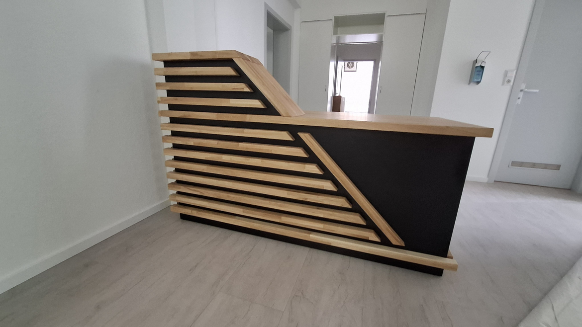 Mała lada recepcyjna dla gabinetu fizjoterapii Greenfield w Schopfheim w Niemczech