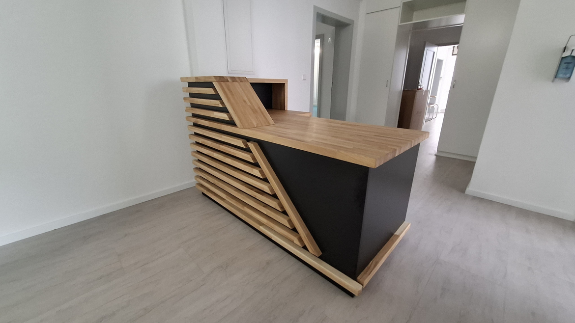 Mała lada recepcyjna dla gabinetu fizjoterapii Greenfield w Schopfheim w Niemczech