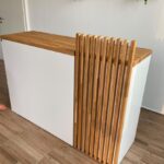 Biała lada recepcyjna z półkami i szufladą