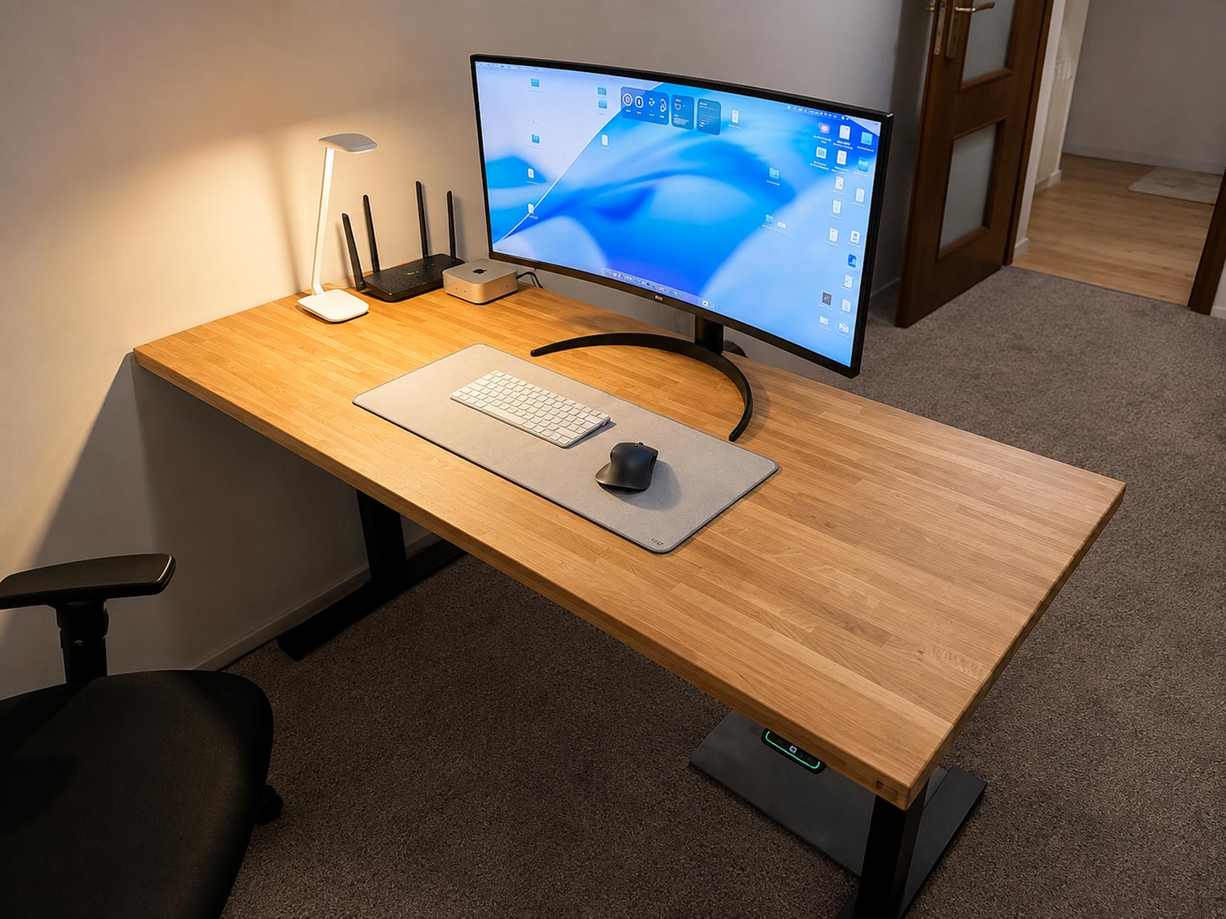 Biurko regulowane z drewnianym blatem do home office