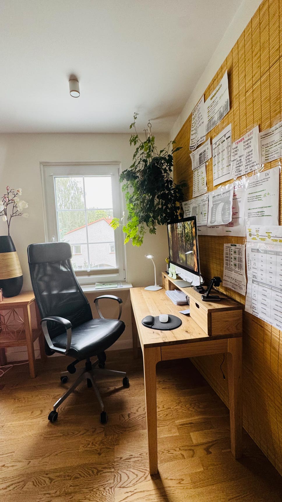 Drewniane biurko do home office