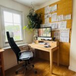 Drewniane biurko z szufladami i nadstawką do domowego biurka