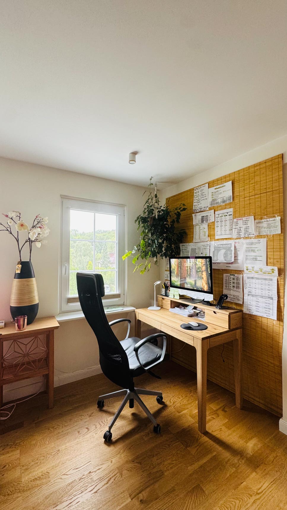 Małe drewniane biurko do home office