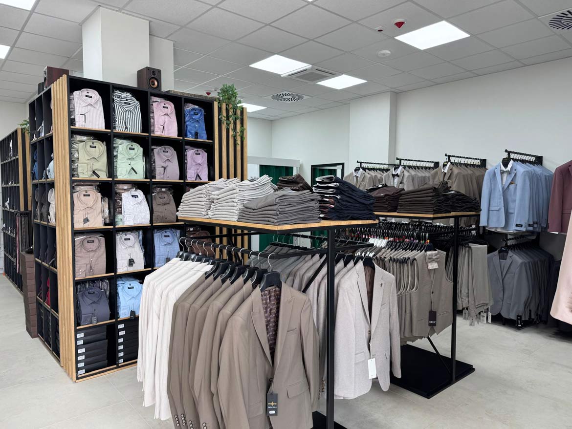 Meble ekspozycyjne do salonu z garniturami