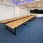 Stół konferencyjny z mediaportami wpuszczanymi w blat