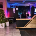 Lada recepcyjna z dębowymi lamelami dla firmy architektonicznej