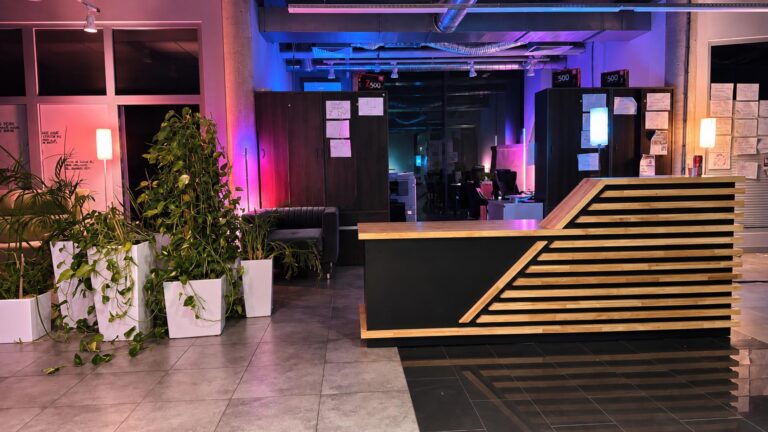 Lada recepcyjna z dębowymi lamelami dla firmy architektonicznej