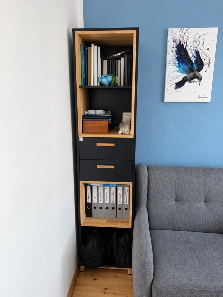 Wąski regał z szufladami do biura