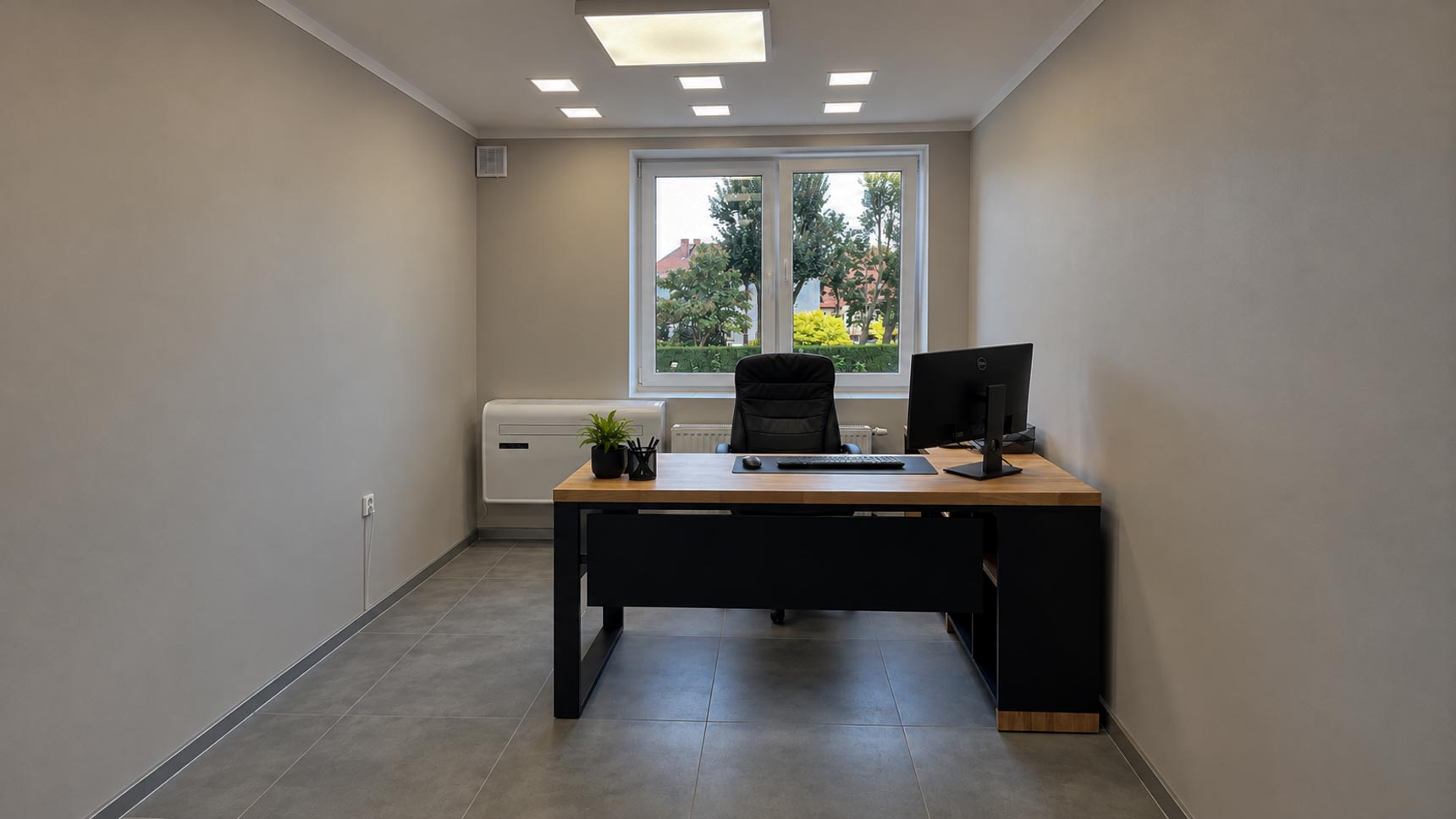 Nowoczesne minimalistyczne biuro z widokiem na okno