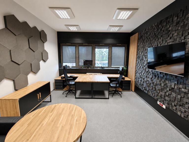Duże stanowisko biurowe dla dwóch pracowników z narożnymi biurkami i szafą na dokumenty