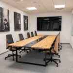 Duży stół konferencyjny z dębowym blatem