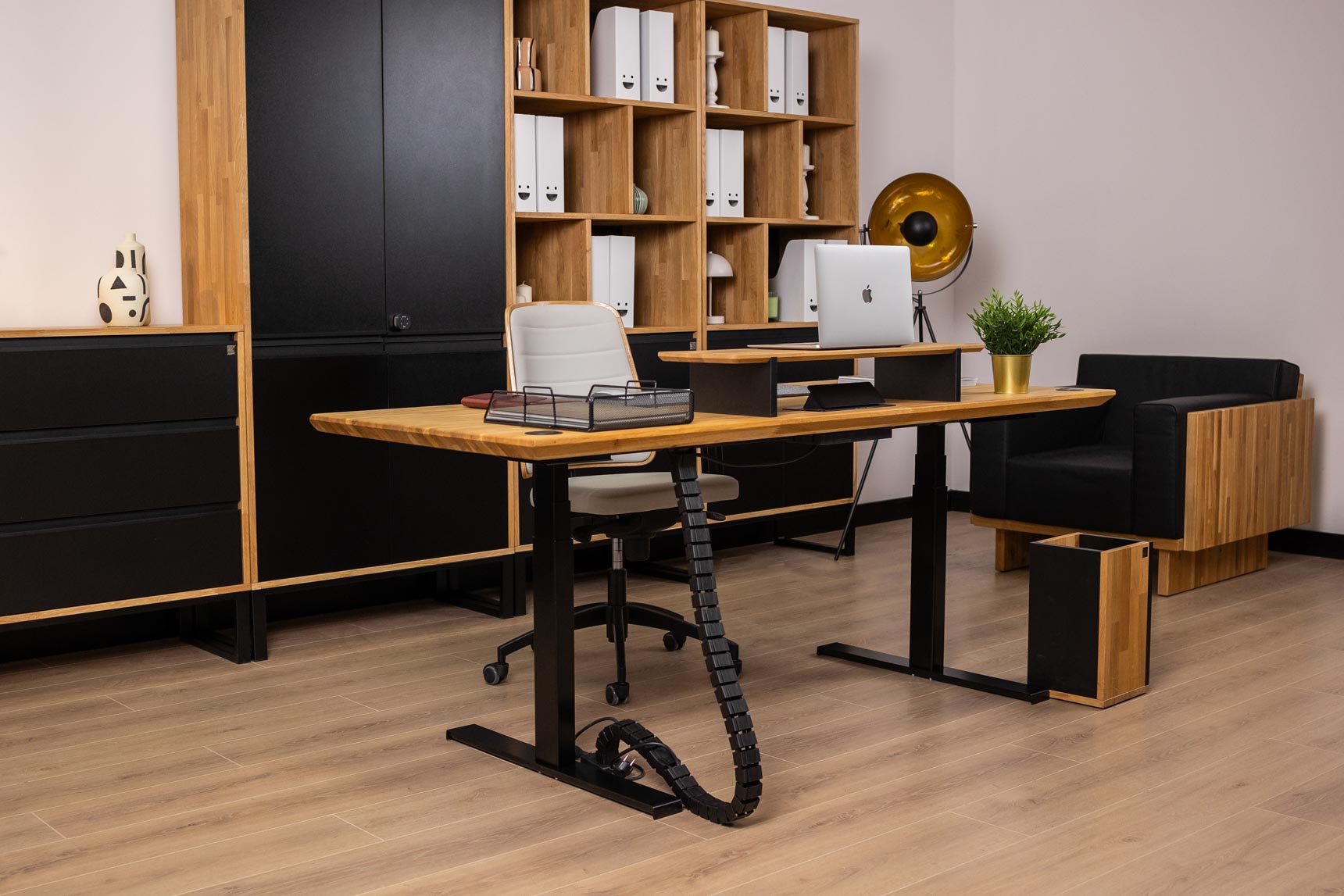Ergonomiczne biurko z regulacją wysokości w gabinecie