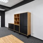 Minimalistyczne meble biurowe z regalem, komodą i wysoką szafą