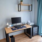 Nowoczesne stanowisko pracy z dębowym biurkiem, kontenerkiem i półką ścienną do home office